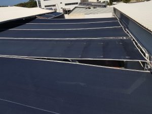 מערכת הצללה נגללת מעל מוסך