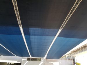 מערכת הצללה נגללת מעל מוסך